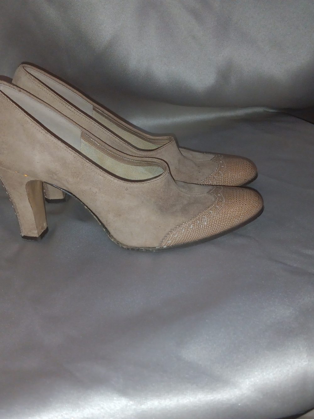 Women's Taupe Suede Mid-Heel Pumps with Textured Toe
